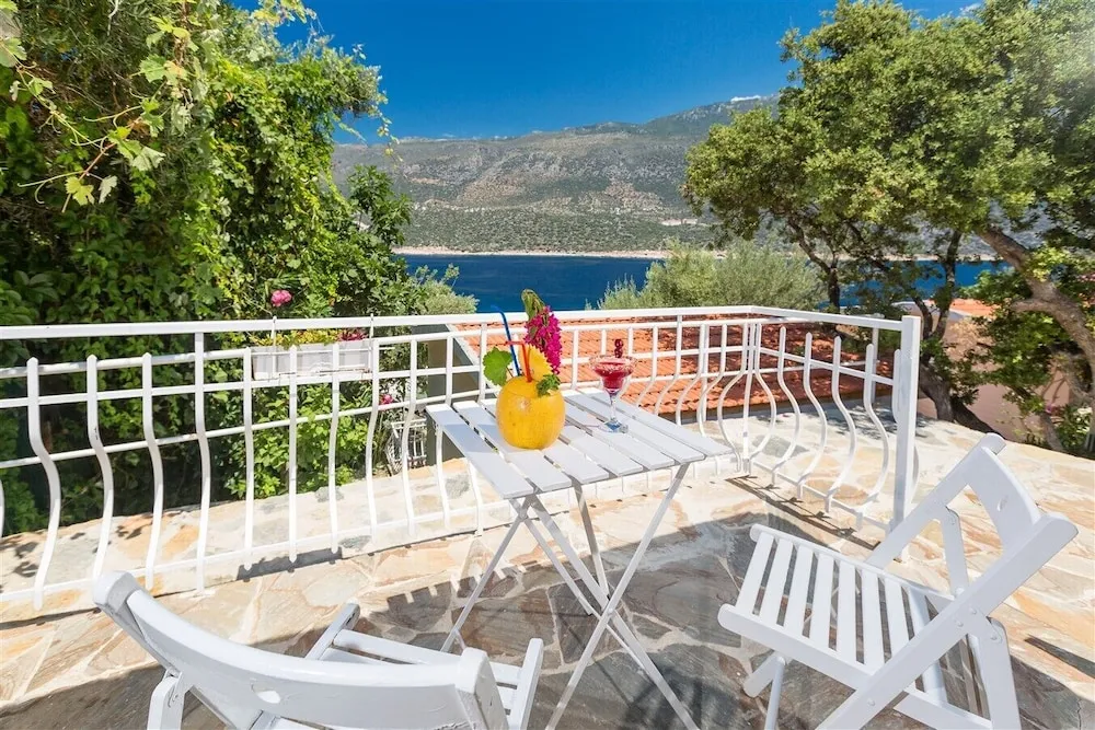 Bungalov Bahce ve Deniz Manzarali Oda