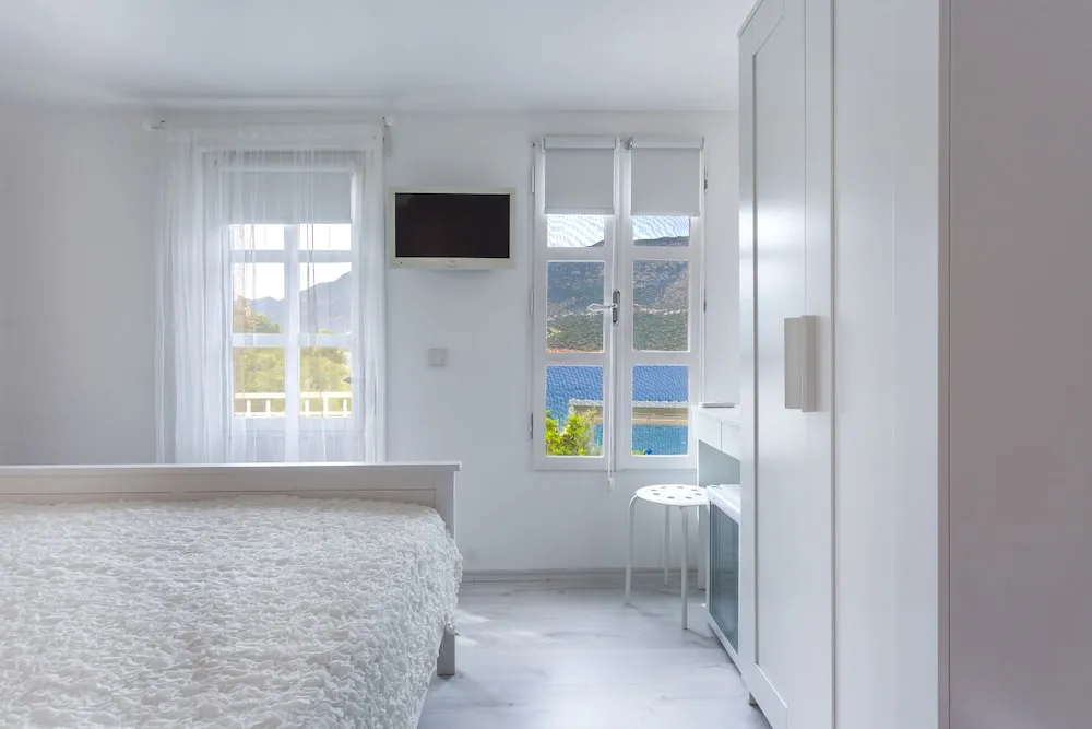 Bungalov Bahce ve Deniz Manzarali Oda