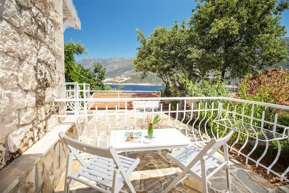 Bungalov Bahce ve Deniz Manzarali Oda