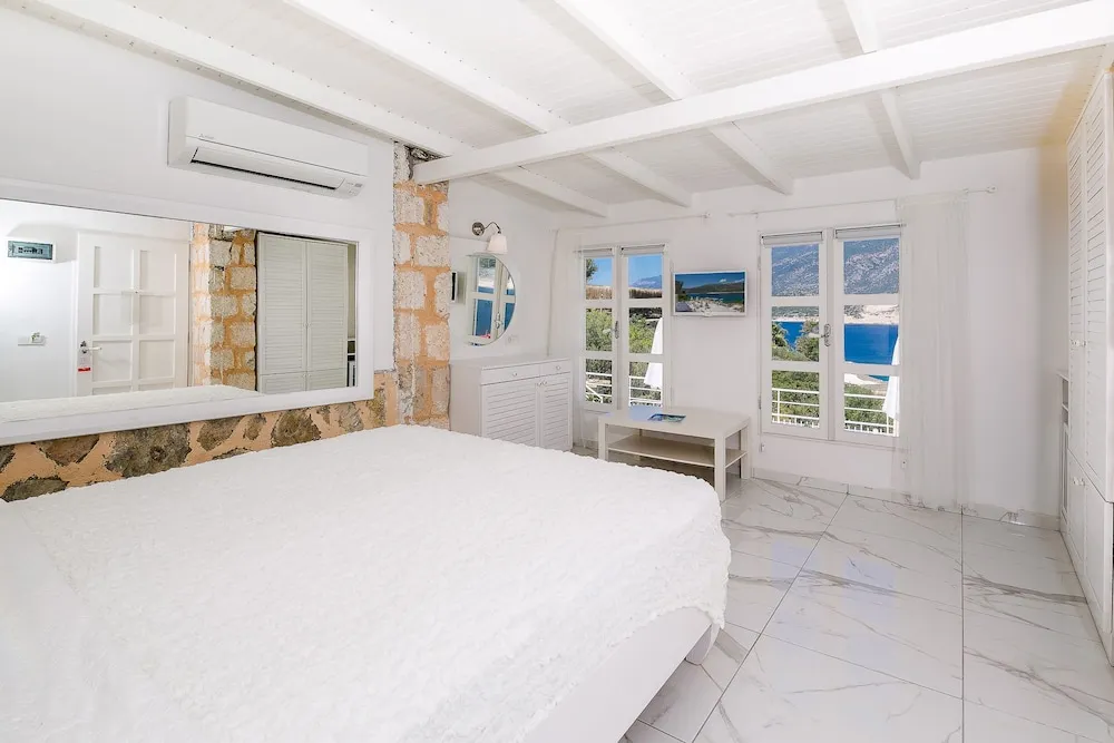 Bungalov Bahce ve Deniz Manzarali Oda