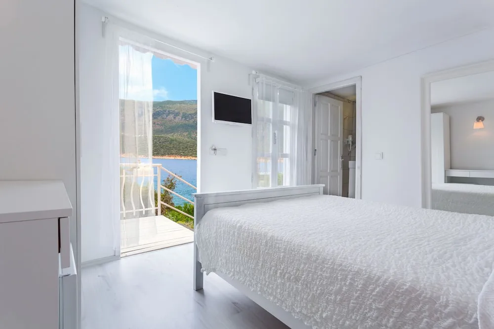 Bungalov Bahce ve Deniz Manzarali Oda