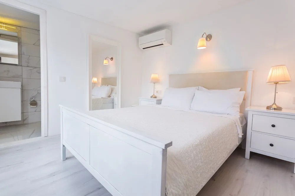 Bungalov Bahce ve Deniz Manzarali Oda