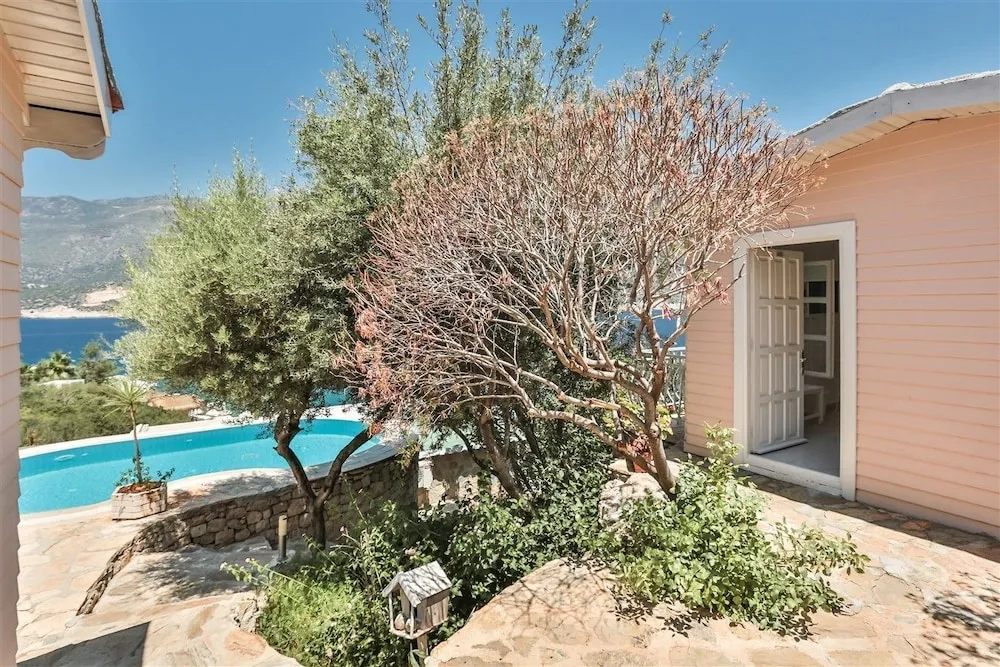 Bungalov Bahce ve Deniz Manzarali Oda