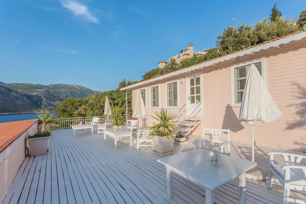 Bungalov Bahce ve Deniz Manzarali Oda