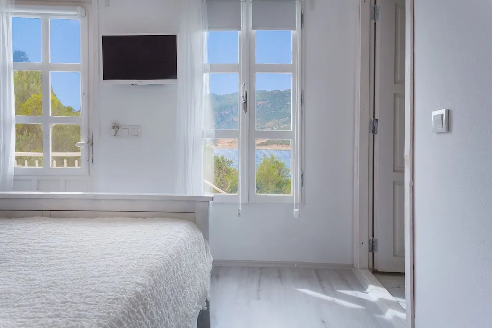 Bungalov Bahce ve Deniz Manzarali Oda