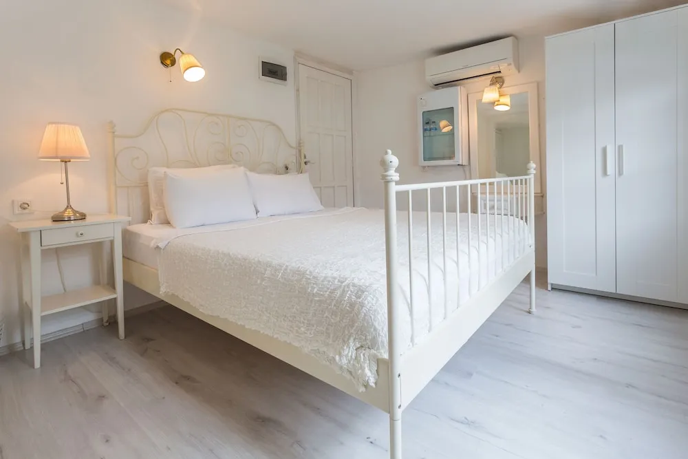 Bungalov Bahce ve Deniz Manzarali Oda