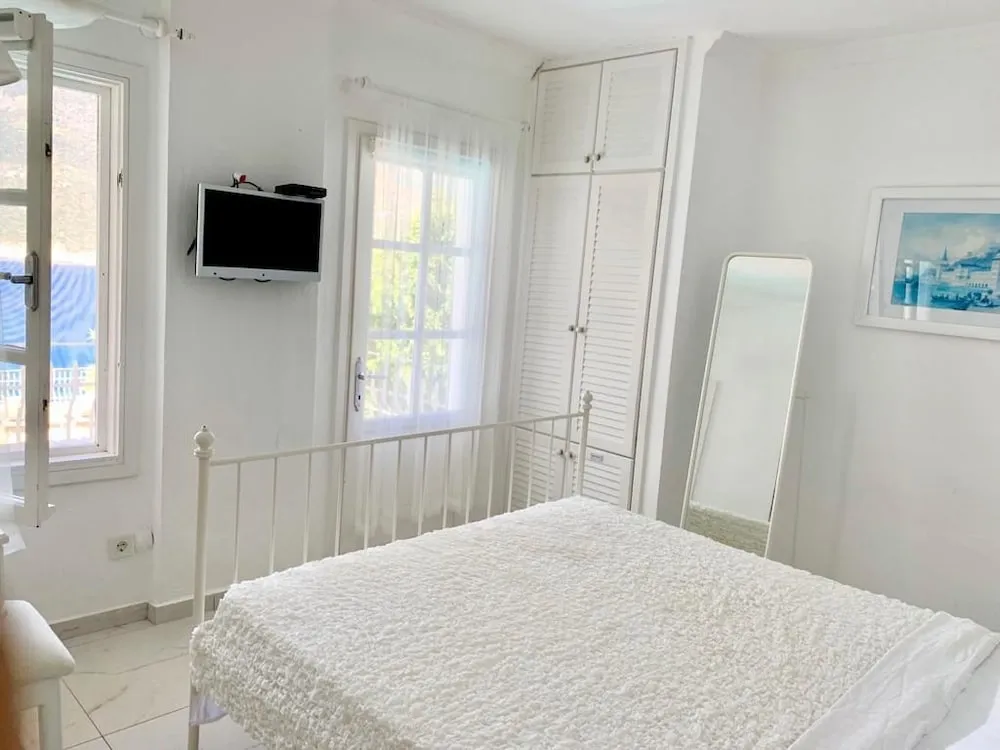 Bungalov Bahce ve Deniz Manzarali Oda