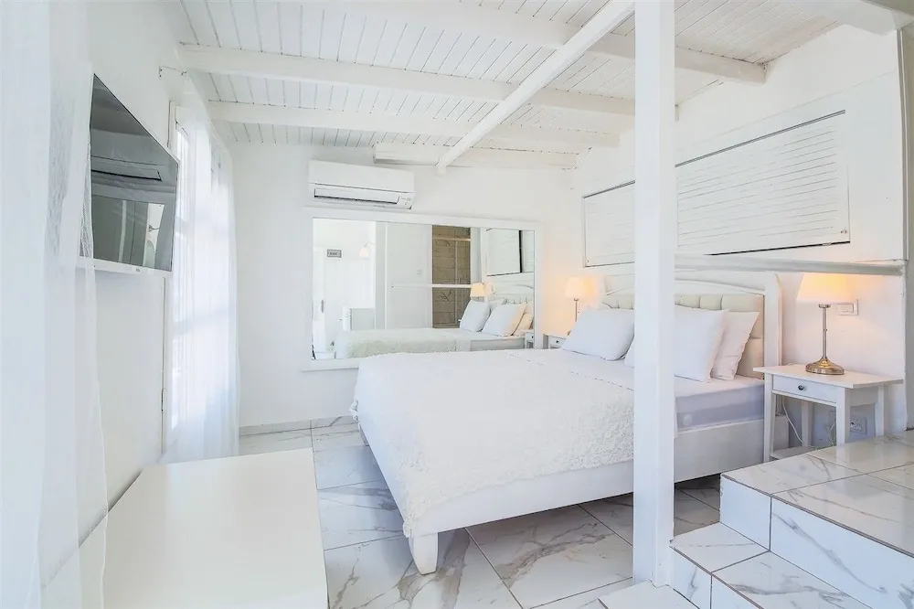 Bungalov Bahce ve Deniz Manzarali Oda