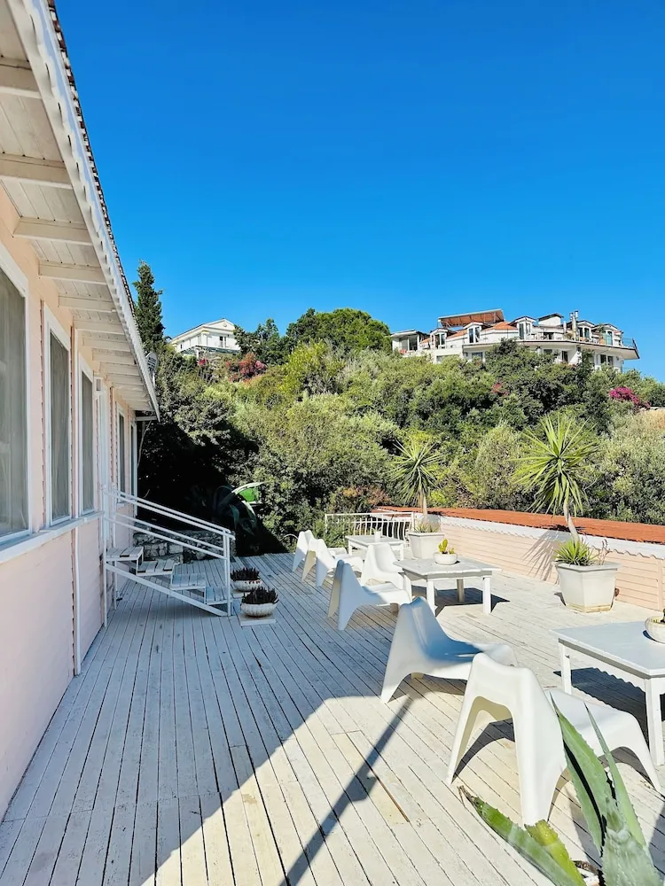 Bungalov Bahce ve Deniz Manzarali Oda