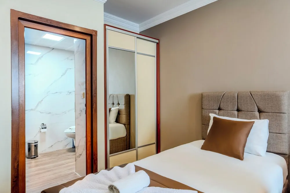 Büyük Yataklı Tek Kişilik Oda