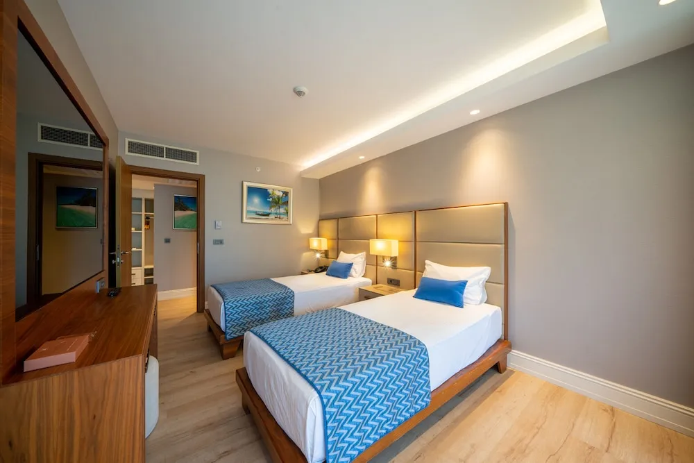 Deluxe Family Room Land Side