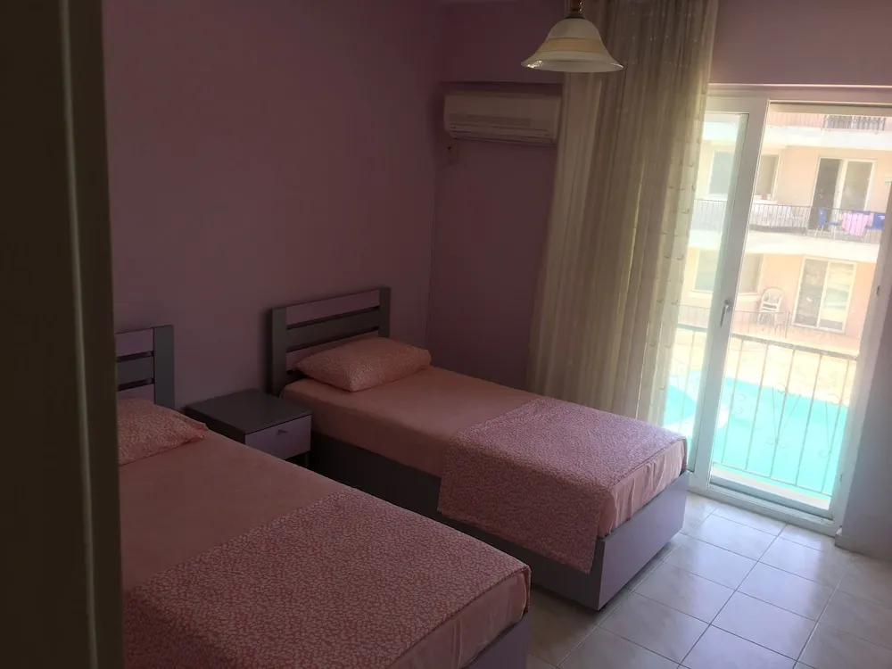 Ev, Sigara İçilebilir, Havuz Manzaralı