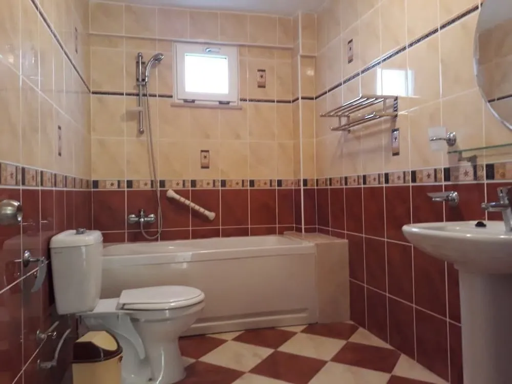 Ev, Sigara İçilebilir, Havuz Manzaralı