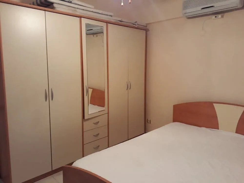 Ev, Sigara İçilebilir, Havuz Manzaralı