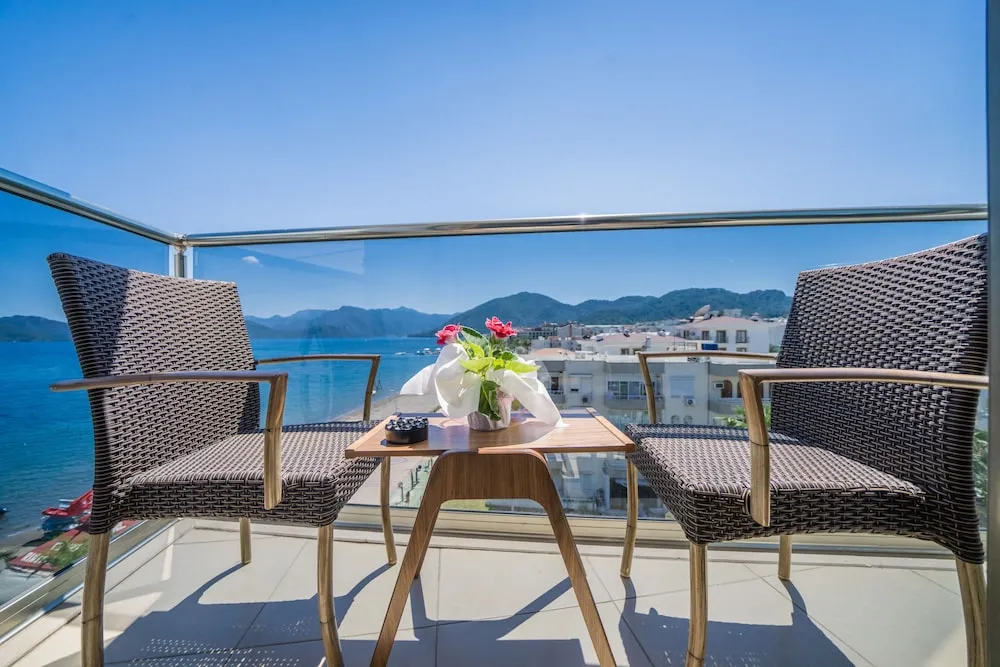 Standard Tek Büyük veya İki Ayrı Yataklı Oda (Side Sea View)