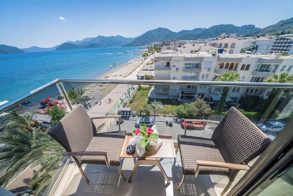 Standard Tek Büyük veya İki Ayrı Yataklı Oda (Side Sea View)
