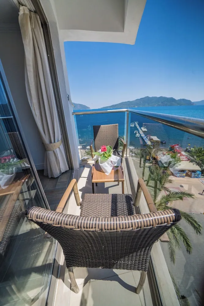 Standard Tek Büyük veya İki Ayrı Yataklı Oda (Side Sea View)