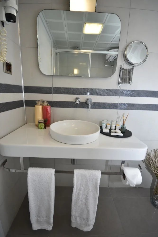 Standard Tek Büyük veya İki Ayrı Yataklı Oda (Side Sea View)