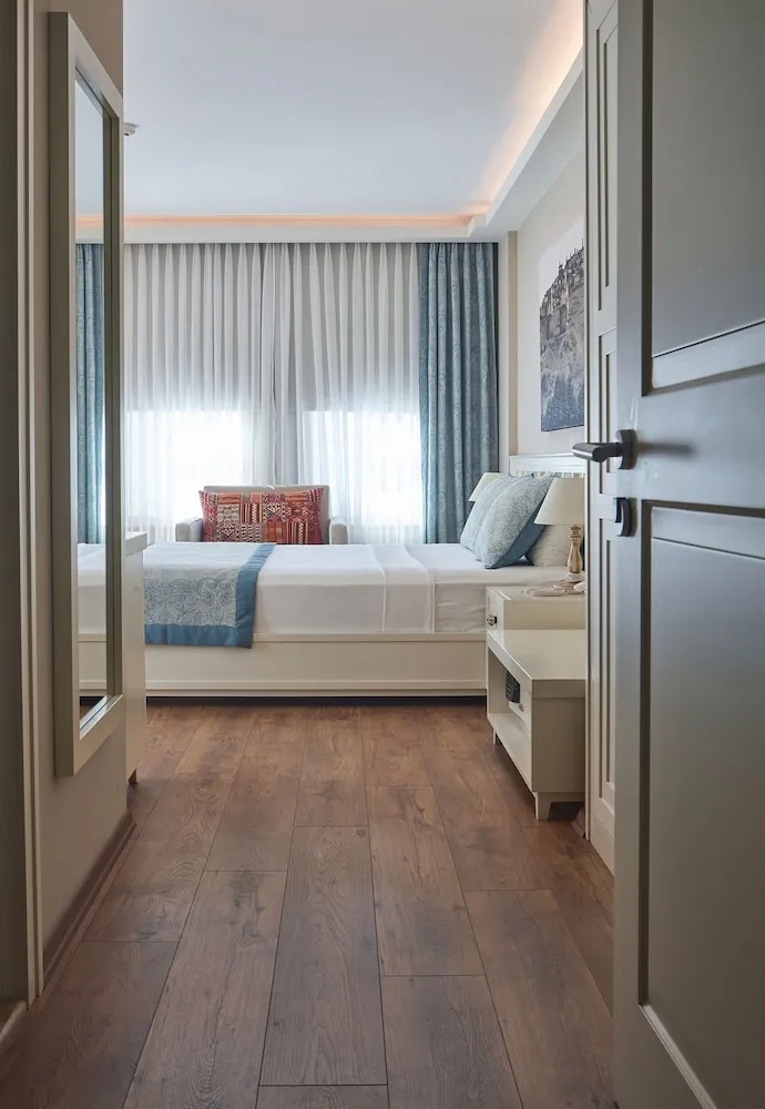 Superior Corner Room