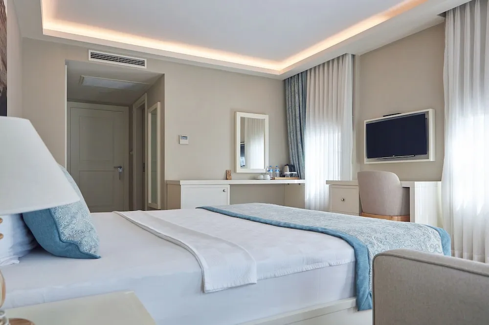 Superior Corner Room