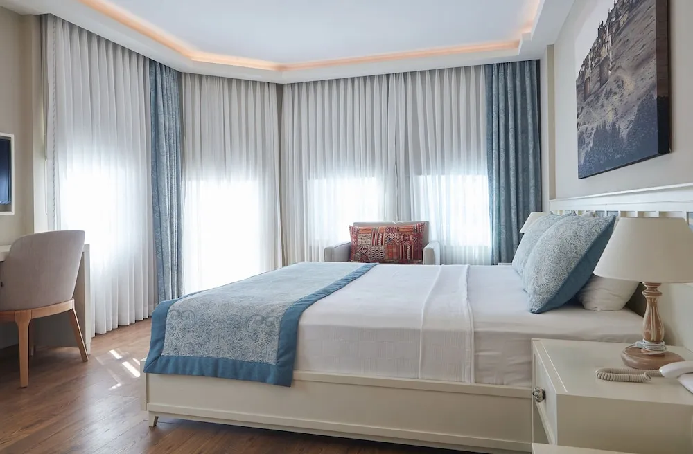 Superior Corner Room