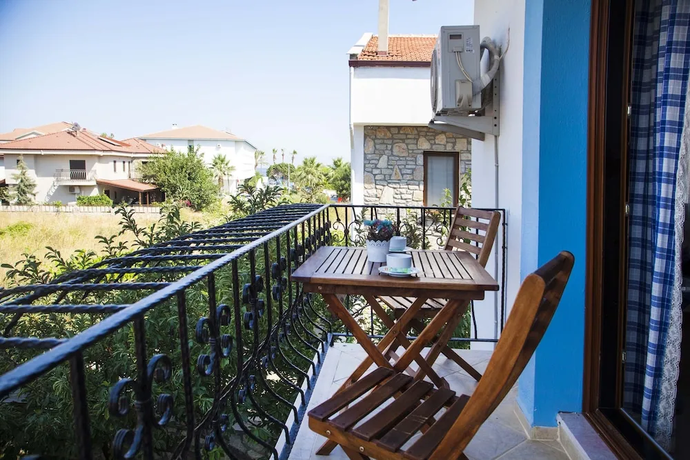 Standard Üç Kişilik Oda, Bahçe Manzaralı