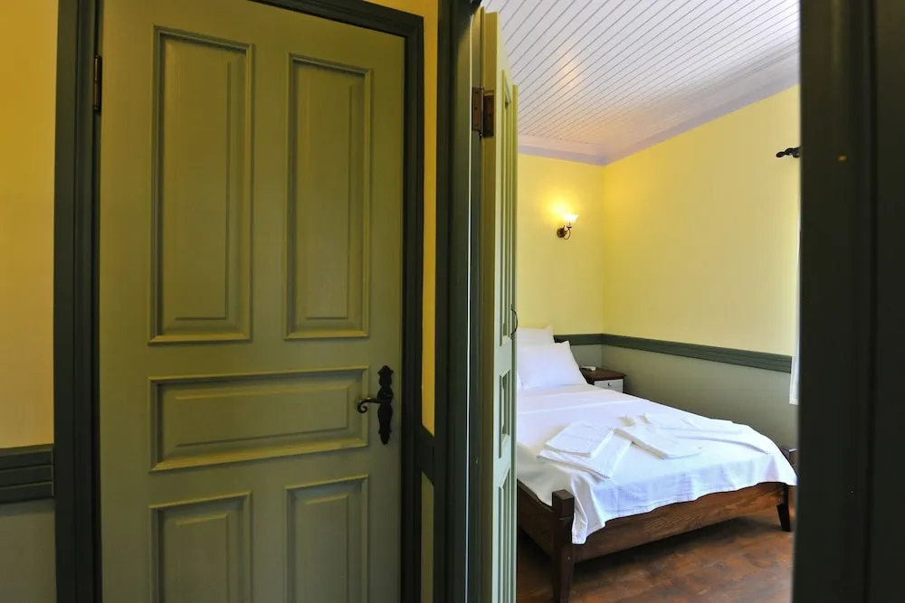 Studio, 1 Double Bed and 1 Single Bed