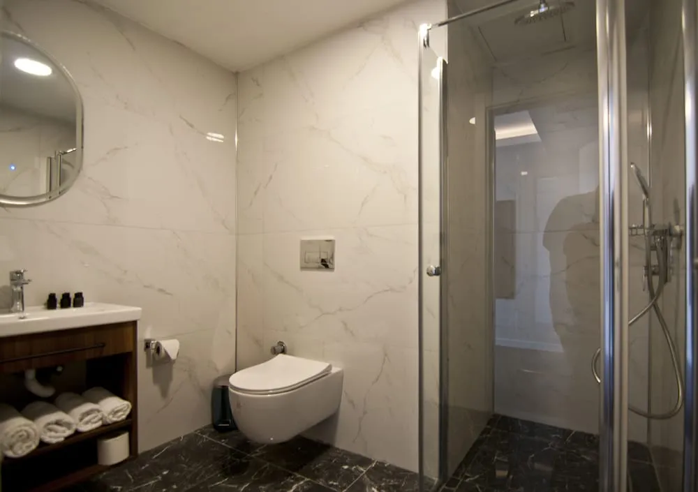 Deluxe Tek Büyük Yataklı Oda, 1 Çift Kişilik Yatak, Sigara İçilmez, Kısmi Deniz Manzaralı