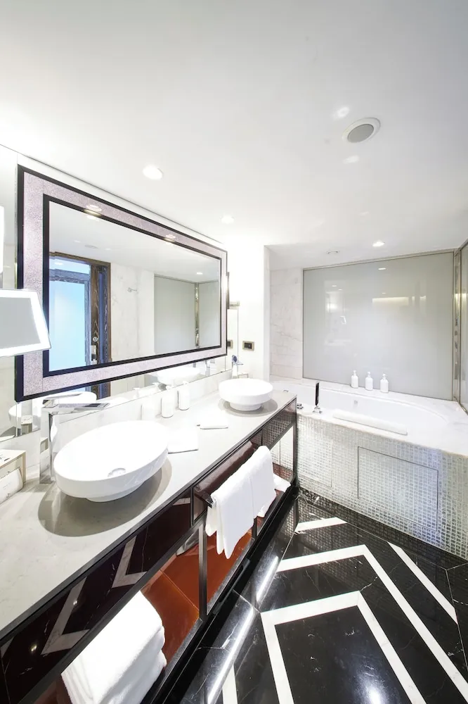 Bosphorus Suite, Lounge Access