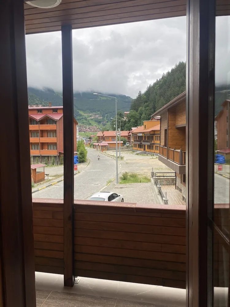 Junior Süit, Balkon