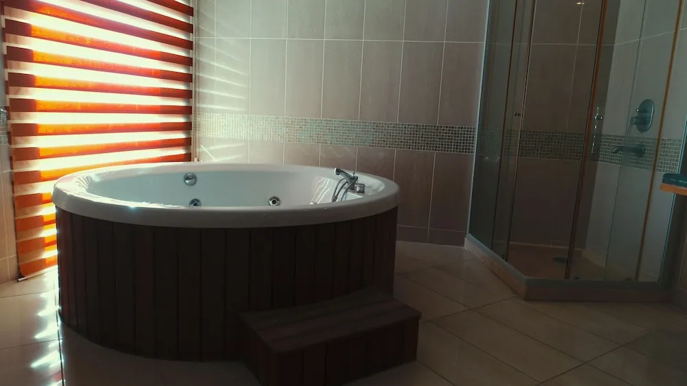 Deluxe Süit, Sıcak Su Küveti