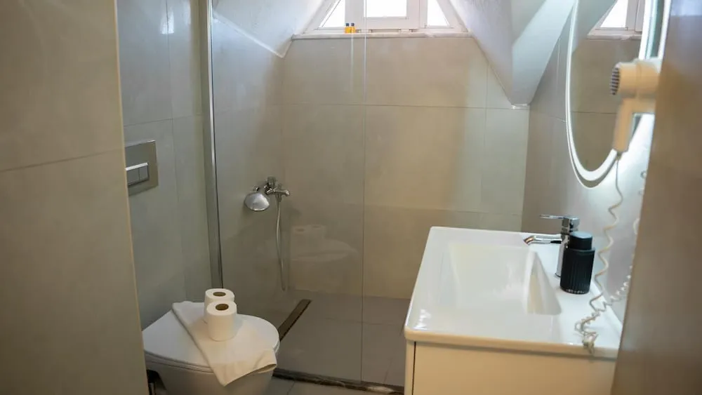 Standard Tek Büyük Yataklı Oda, Balkon/Veranda, Kısmi Deniz Manzaralı