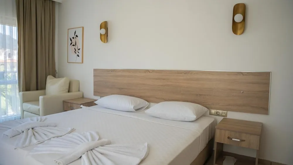 Standard Tek Büyük Yataklı Oda, Balkon/Veranda, Kısmi Deniz Manzaralı