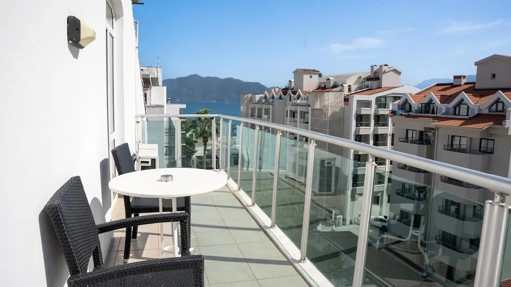 Standard Tek Büyük Yataklı Oda, Balkon/Veranda, Kısmi Deniz Manzaralı