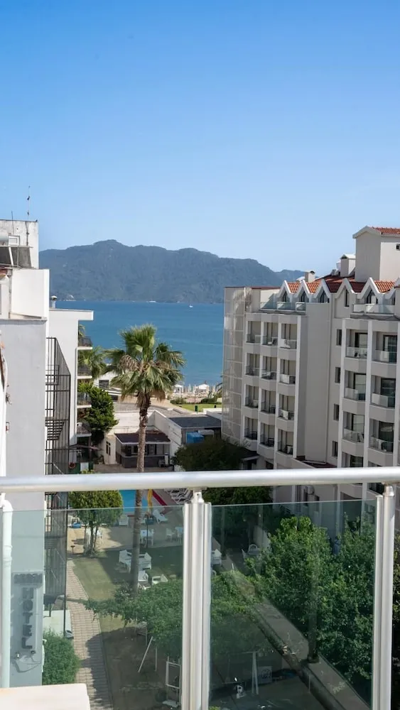 Standard Tek Büyük Yataklı Oda, Balkon/Veranda, Kısmi Deniz Manzaralı