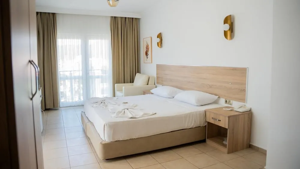 Standard Tek Büyük Yataklı Oda, Balkon/Veranda, Kısmi Deniz Manzaralı