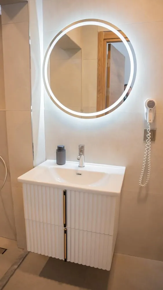 Standard Tek Büyük Yataklı Oda, Balkon/Veranda, Kısmi Deniz Manzaralı