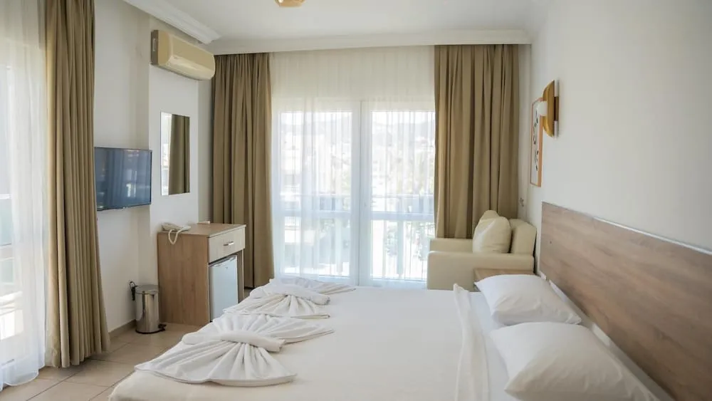 Standard Tek Büyük Yataklı Oda, Balkon/Veranda, Kısmi Deniz Manzaralı