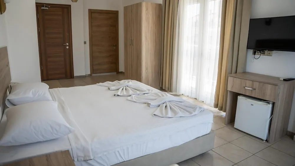 Standard Tek Büyük Yataklı Oda, Balkon/Veranda, Kısmi Deniz Manzaralı