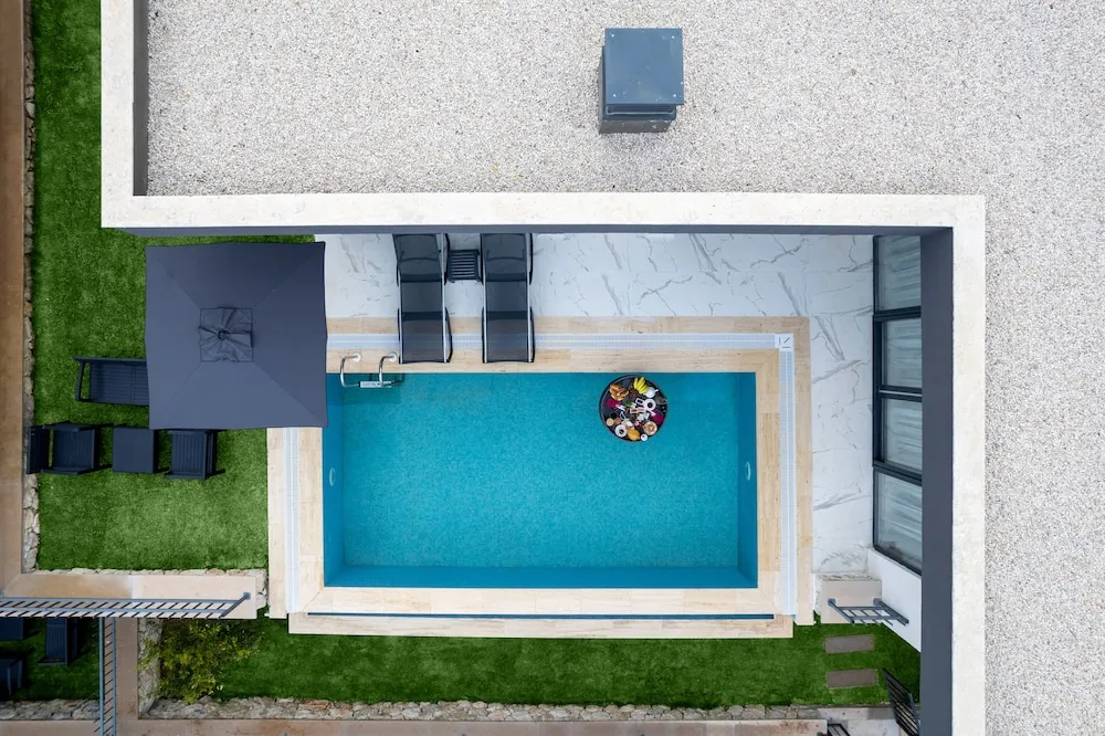 Executive Pool Suite