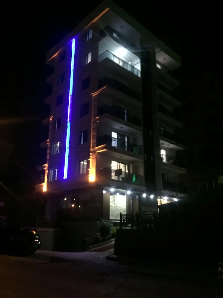 Konaklama yerinin ön cephesi - akşam/gece