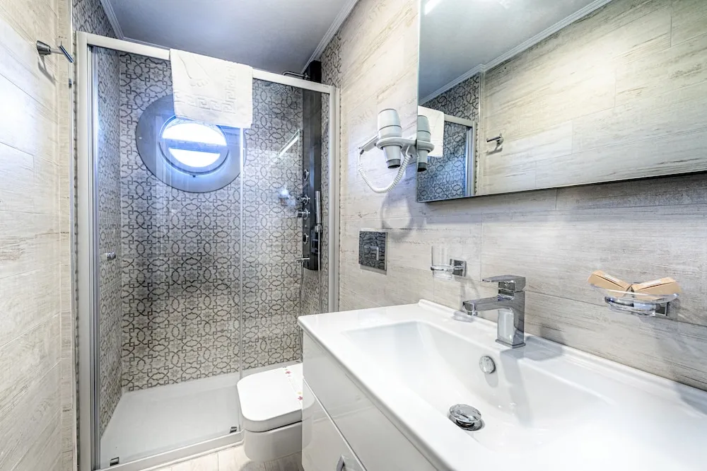 Bahçe Katında 1+1 Deluxe Suit - 1 adet büyük boy (Queen) yatak ve 2 adet tek kişilik yatak