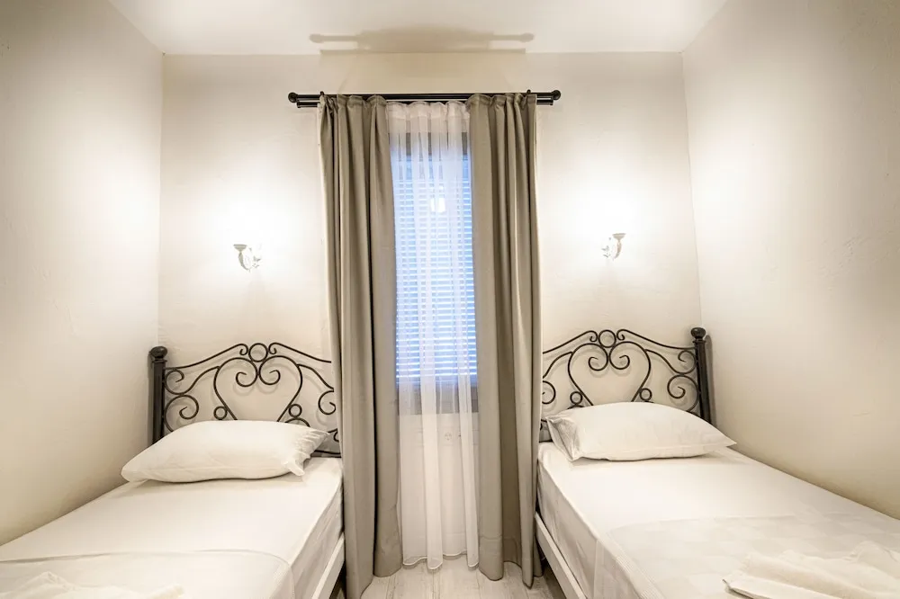 Bahçe Katında 1+1 Deluxe Suit - 1 adet büyük boy (Queen) yatak ve 2 adet tek kişilik yatak