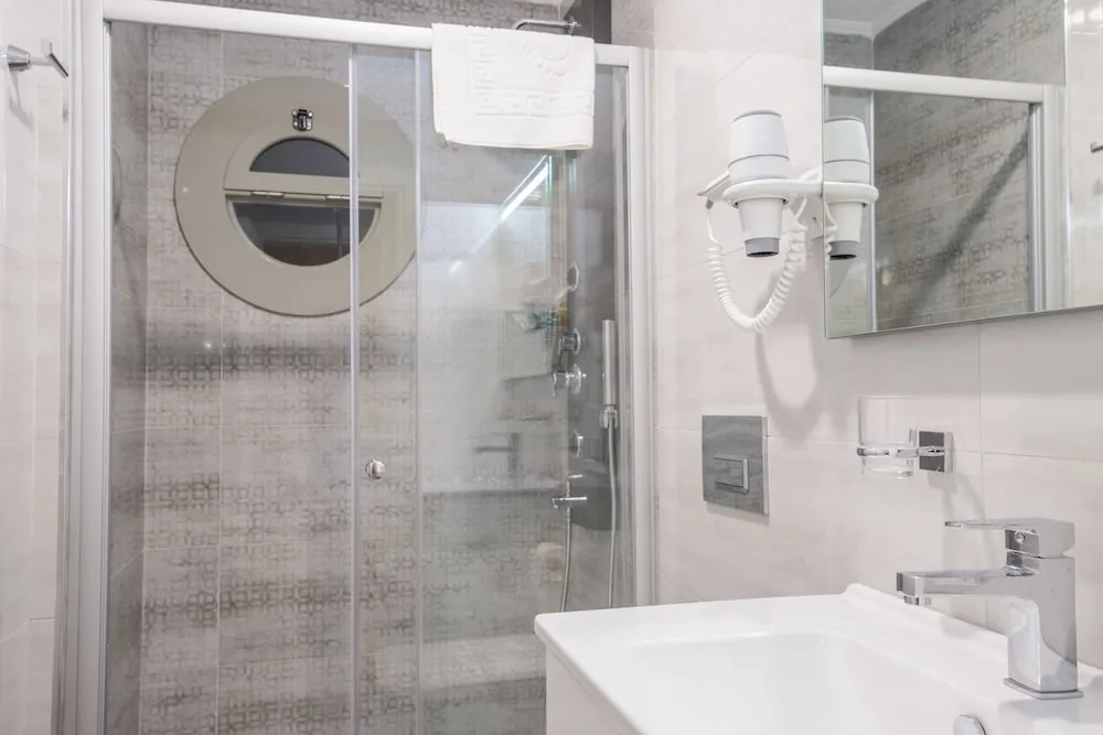 Cumbalı & Balkonlu 1+1 Suit - 1 adet büyük boy (Queen) yatak ve 2 adet tek kişilik yatak