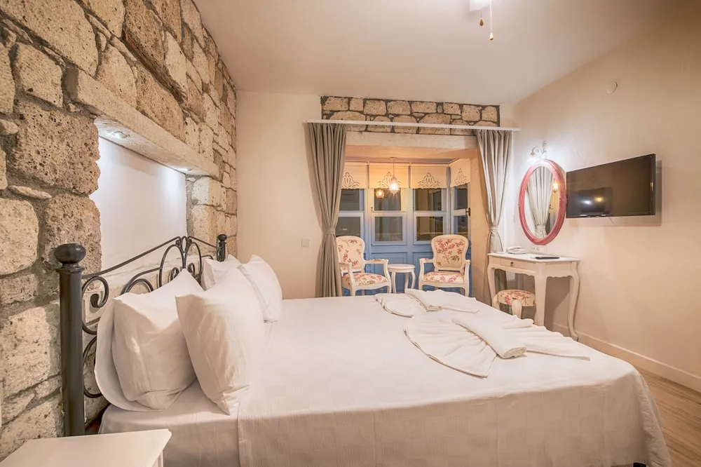 Cumbalı & Balkonlu 1+1 Suit - 1 adet büyük boy (Queen) yatak ve 2 adet tek kişilik yatak