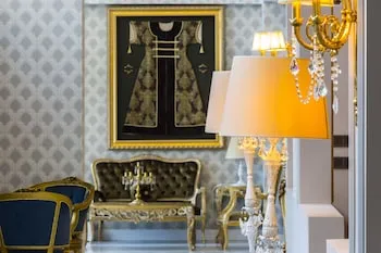 Real King Suit Otel