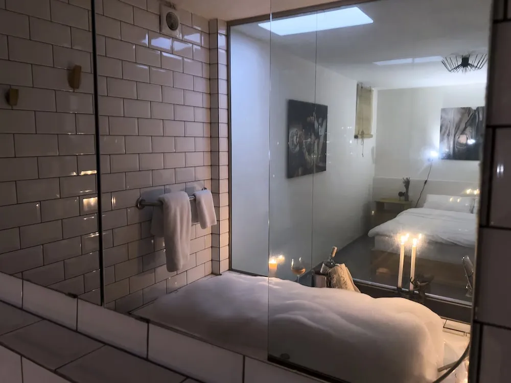 Deluxe Spa Suite 1