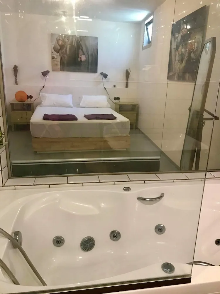 Deluxe Spa Suite 1