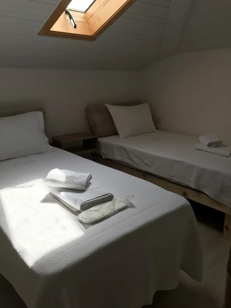 Basic Tek Büyük veya İki Ayrı Yataklı Oda