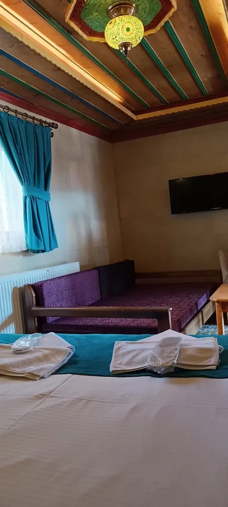 Senior Tek Büyük Yataklı Oda